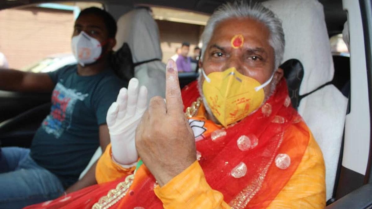 याद रहे कोरोना नियम, भूले आचार संहिता, कमल छाप मास्क-पटका पहन वोट करने पहुंचे मंत्री - gaya bjp candidate prem kumar voting with bjp symbol mask patka bihar election - AajTak