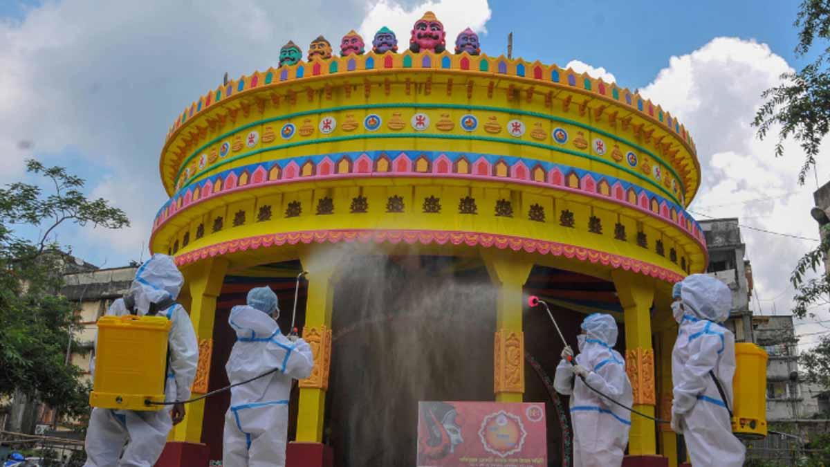 सभी दुर्गा पूजा पंडाल अब आगंतुकों के लिए नो-एंट्री जोन होंगे (फोटो-PTI)