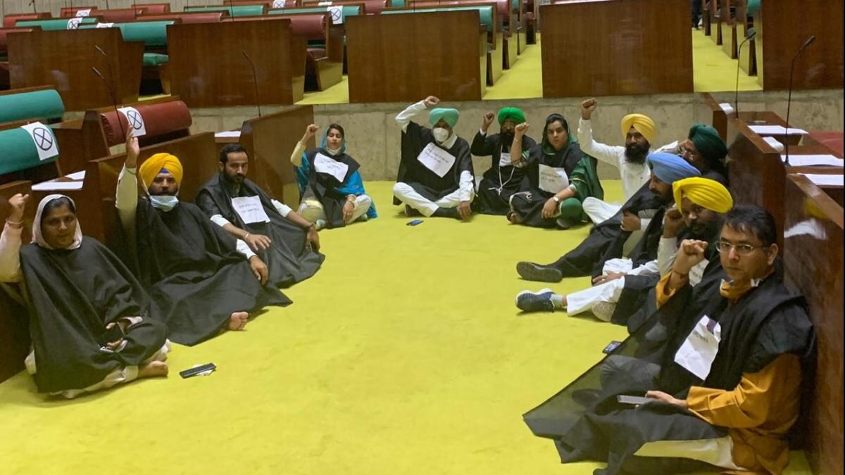 पंजाब विधानसभा में AAP का धरना