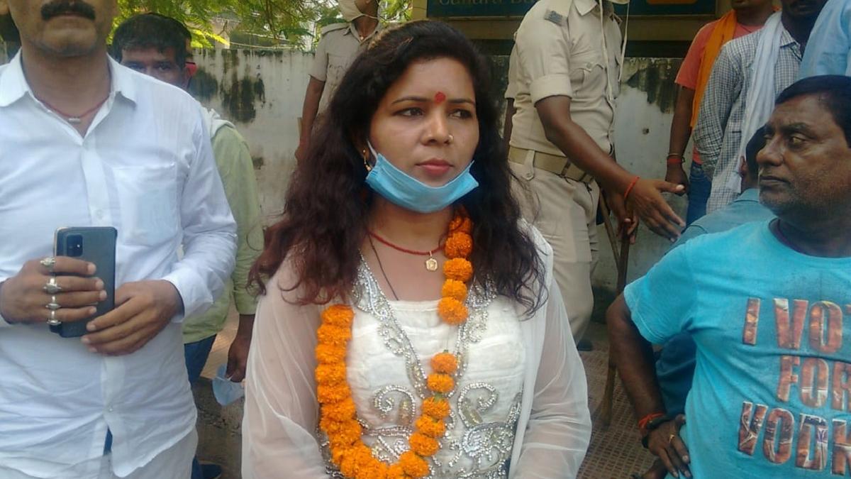 भोजपुरी लोक गायिका पुष्पा सिंह ने नामांकन किया