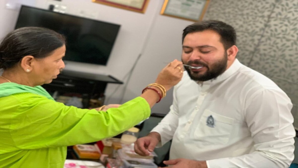 तेजप्रताप के पैर छुये, राबड़ी देवी से मुंह मीठा कराकर नामांकन के लिए निकले तेजस्वी तेजप्रताप के पैर छुये, राबड़ी देवी से मुंह मीठा कराकर नामांकन के लिए निकले तेजस्वी