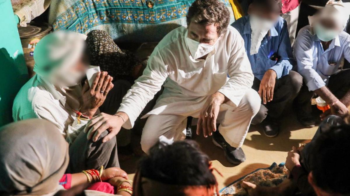पीड़ित परिवार के साथ राहुल गांधी (PTI फोटो)