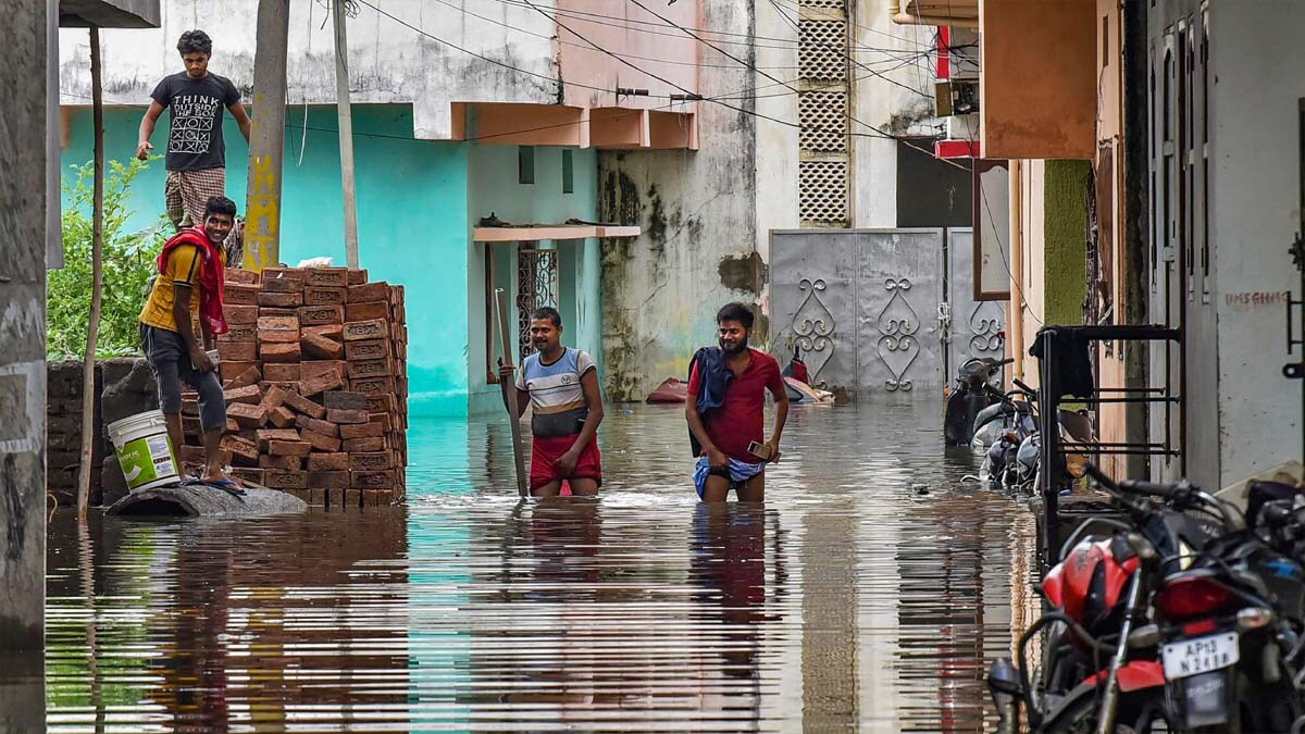 Weather Forecast: हैदराबाद में भारी बारिश से सड़क पर सैलाब, कहीं बाइक तो  कहीं पानी में बही कार - Heavy rainfall in Hyderabad waterlogging flood like  situation rescue operation Telangana ...