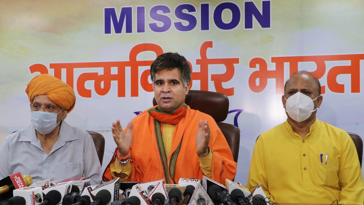 बैठक के बाद प्रेस कॉन्फ्रेंस में रविदंर रैना (पीटीआई)