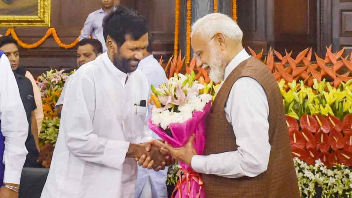 वीपी सिंह से मोदी तक, इन 6 PM के साथ किया पासवान ने काम, हर बार बनाया इतिहास वीपी सिंह से मोदी तक, इन 6 PM के साथ किया पासवान ने काम, हर बार बनाया इतिहास