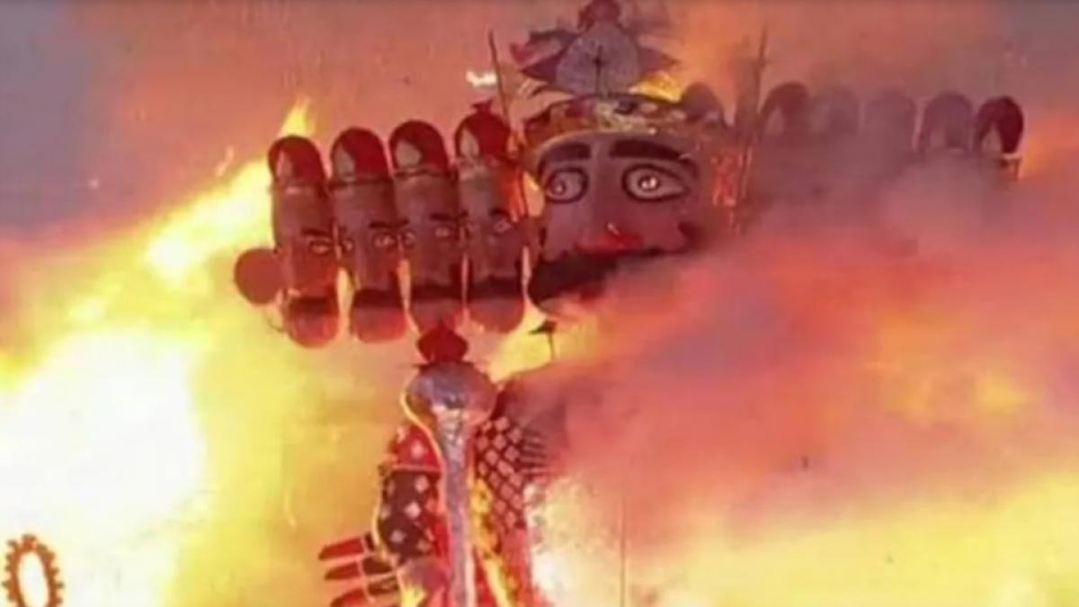 सोशल डिस्टेंसिंग का पालन करते नजर आये लोग.