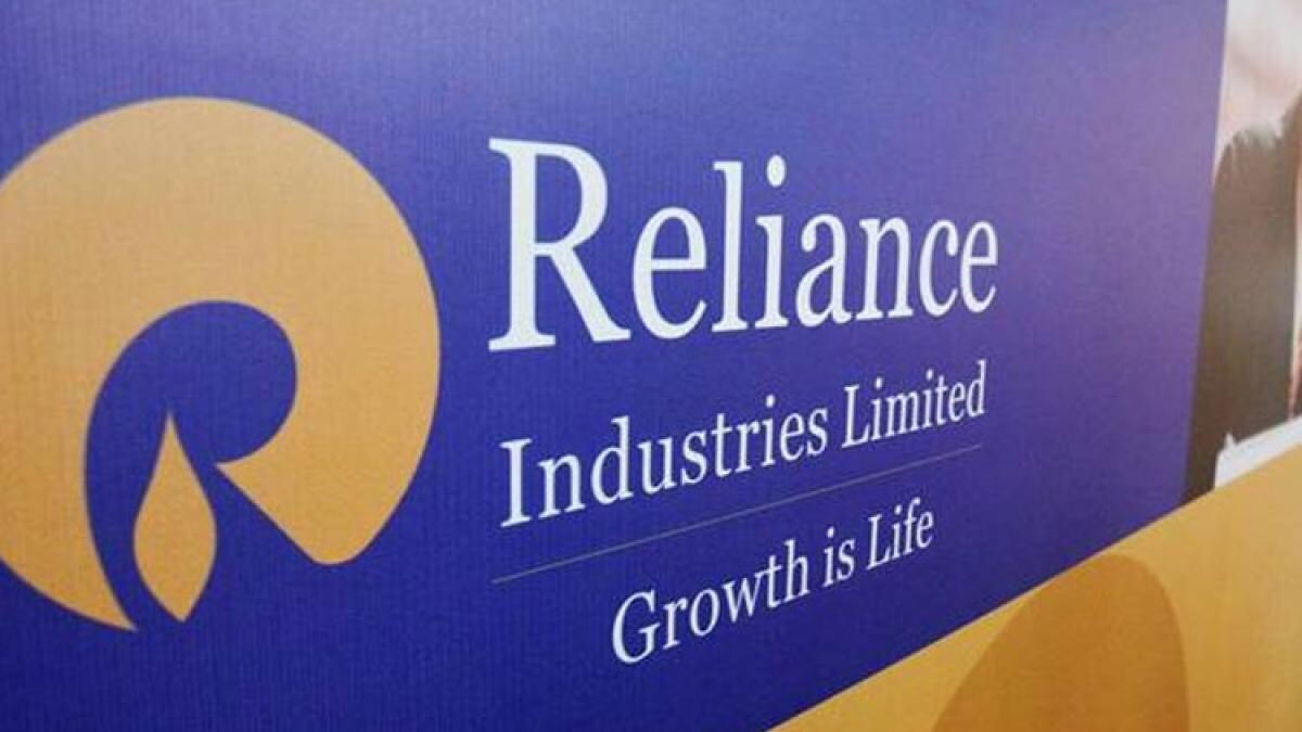 RIL के शेयर में एक फीसदी की बढ़त, RBI बैठक से पहले बैंकिंग सेक्टर धड़ाम - share market sensex nifty bse nse RELIANCE tcs banking tutk - AajTak