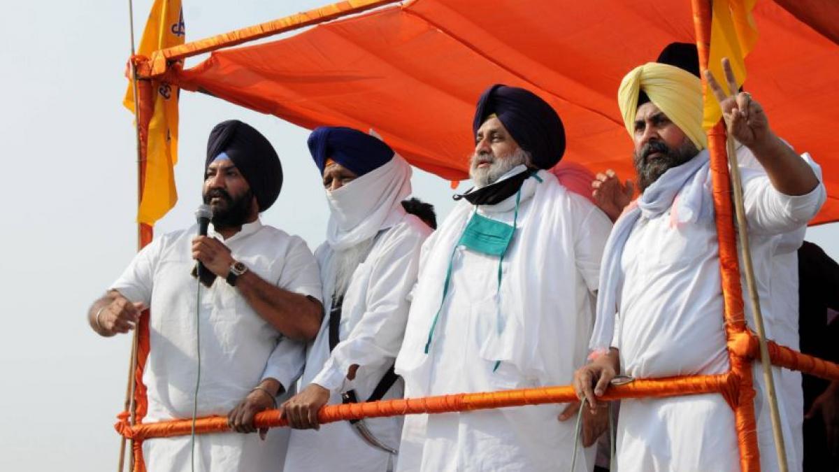 नए कृषि कानूनों के खिलाफ प्रदर्शन करते सुखबीर सिंह बादल (फोटो-पीटीआई)