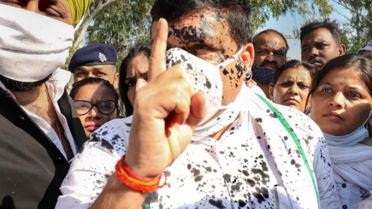 हाथरस में संजय सिंह के ऊपर स्याही फेंकी गई (फोटो-ट्विटर)