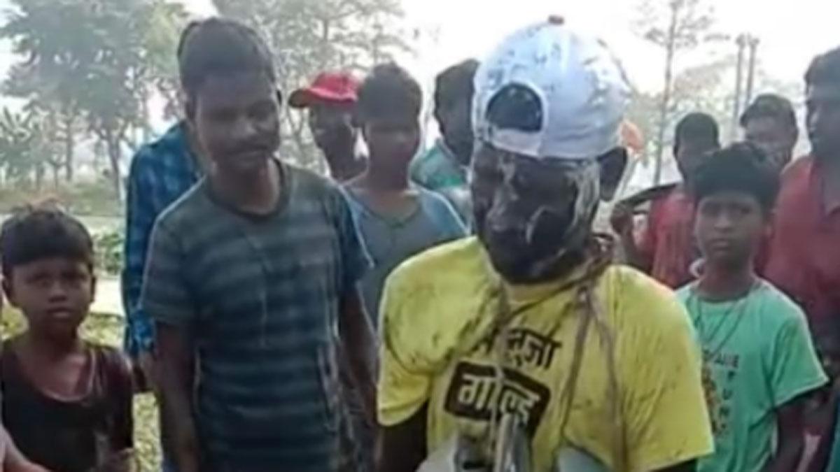 गांव वालों ने ससुर को जूते चप्पल की माला पहनाकर पूरे गांव में घुमाया (फोटो आजतक)