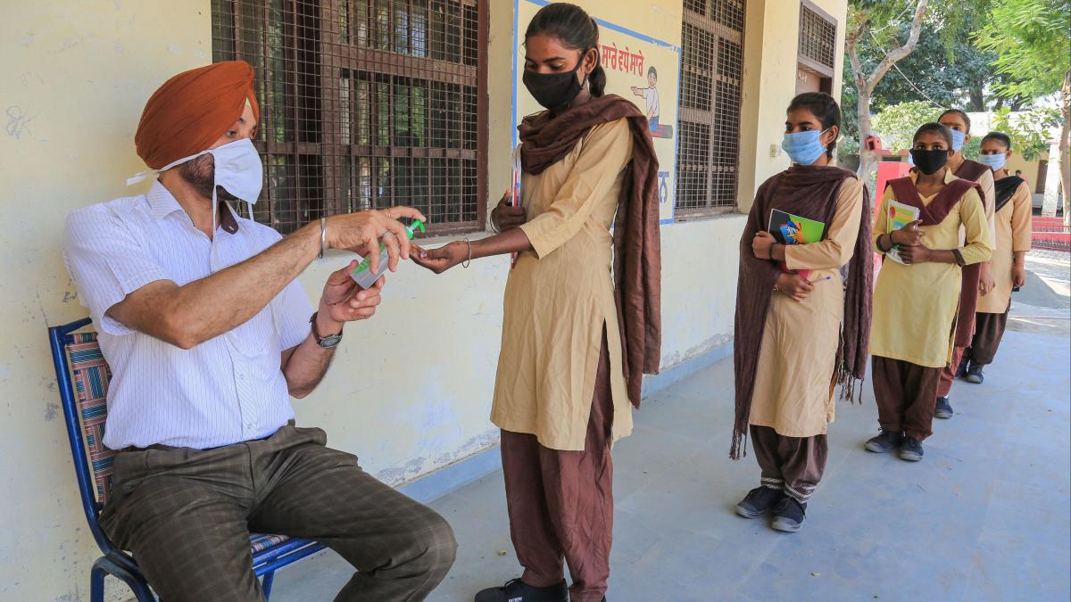 पंजाब में कुछ इस तरह खुले स्कूल (फोटो: PTI)