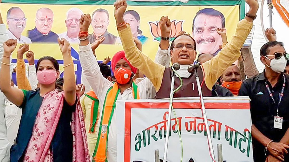 प्रचार के दौरान शिवराज सिंह चौहान- PTI