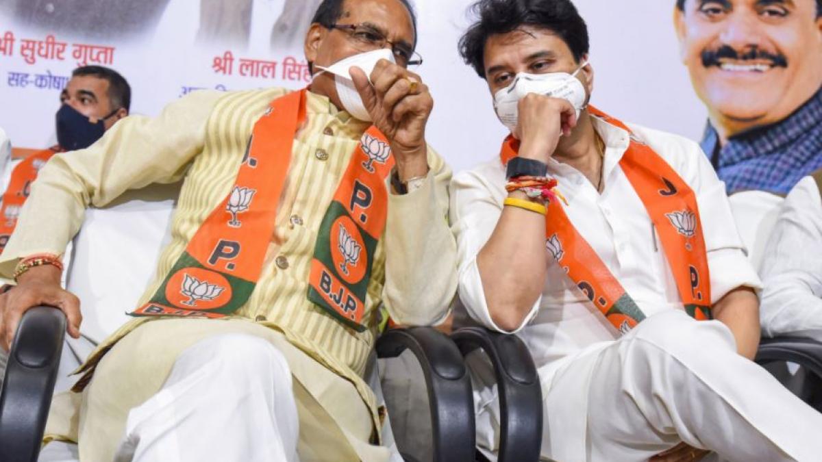 एमपी के सीएम शिवराज सिंह चौहान और बीजेपी नेता ज्योतिरादित्य सिंधिया (फोटो-पीटीआई)