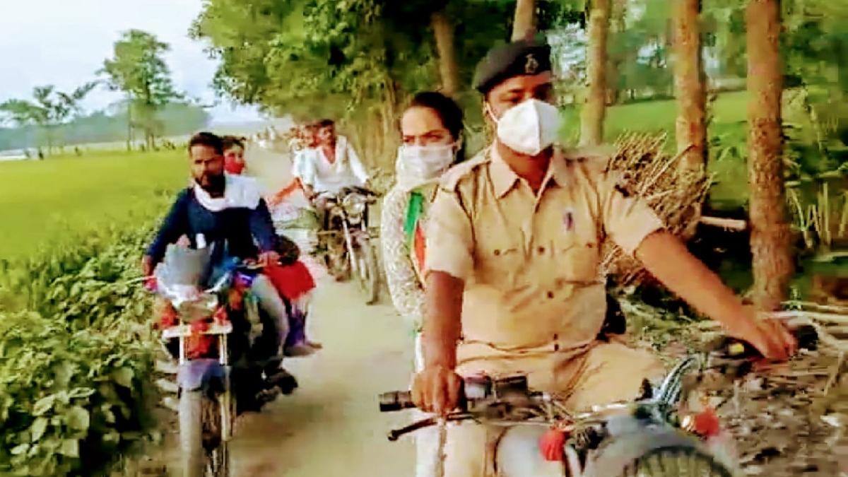 बाइक से प्रचार कर रहीं शरद यादव की बेटी