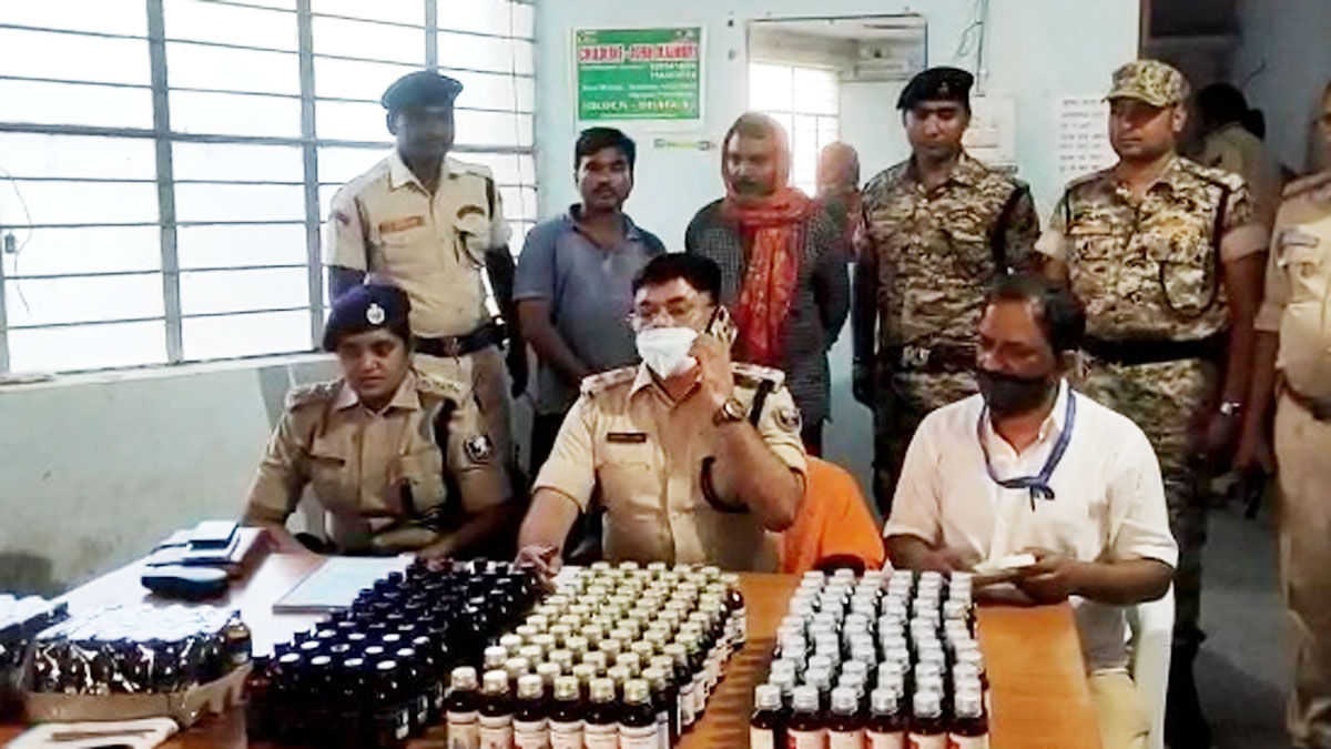 पुलिस ने 5 लाख के कफ सिरप बरामद किए (फोटो आजतक)