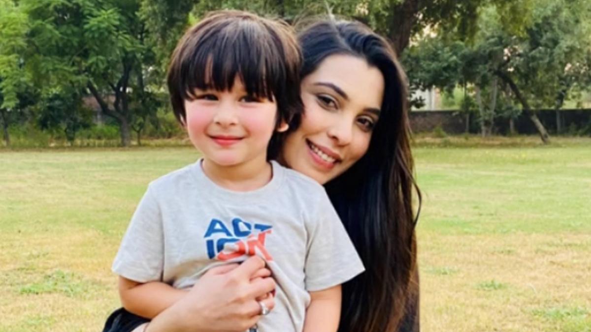 तैमूर अली खान अपनी टीचर के साथ