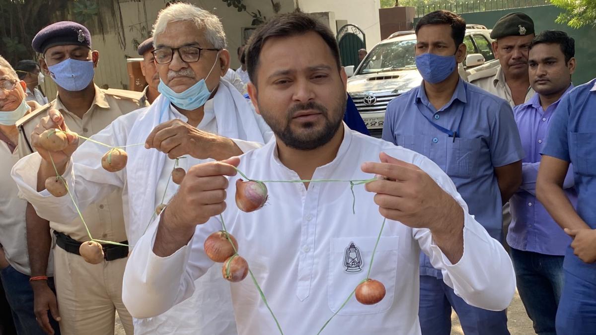 प्याज की माला के साथ तेजस्वी यादव