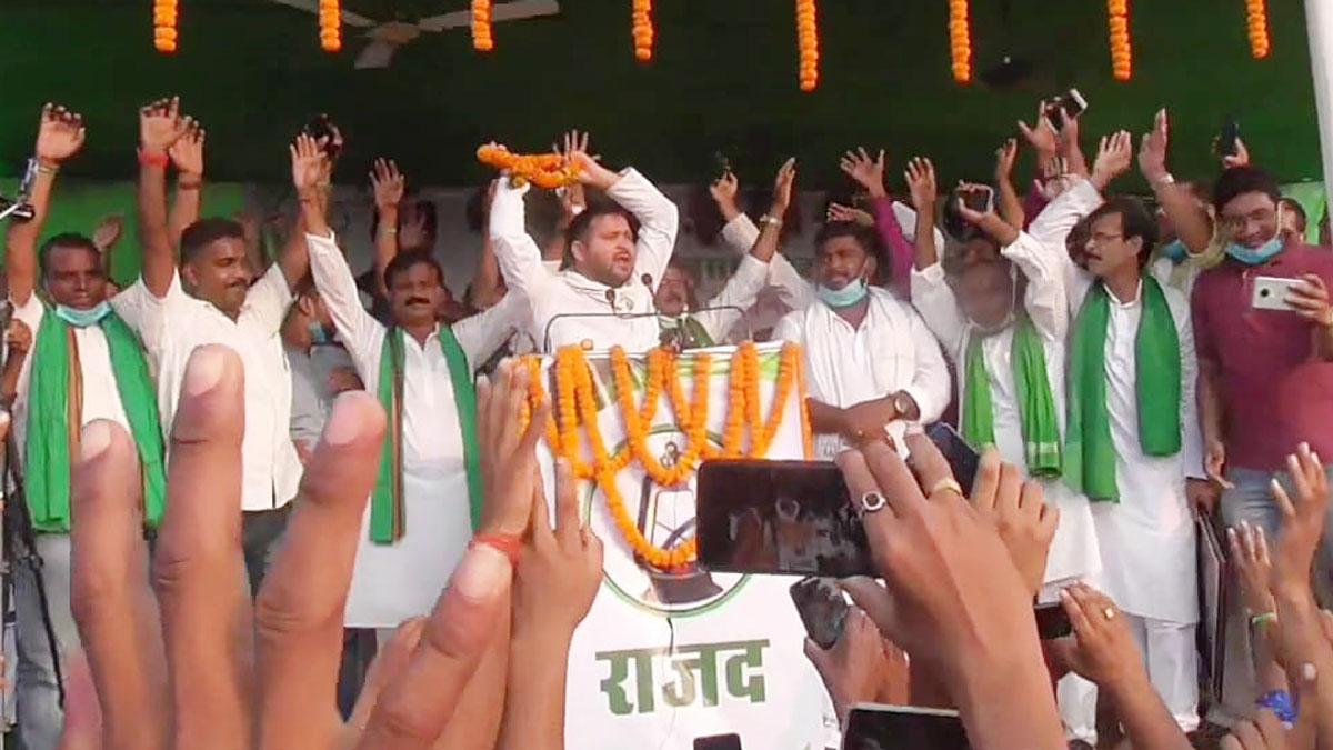 मुंगेर में तेजस्वी यादव ने जनसभा को संबोधित किया (फोटो आजतक)