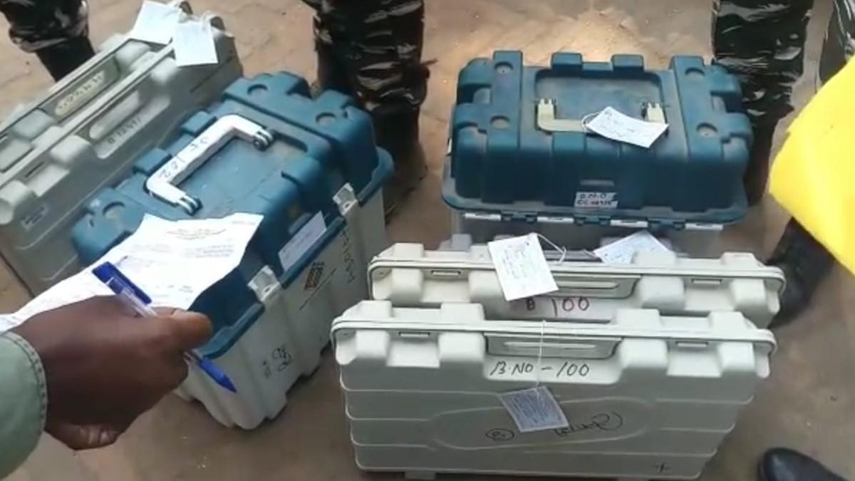 EVM जमा कराने की प्रक्रिया से टेंशन में मतदान कर्मी (फोटो आजतक)