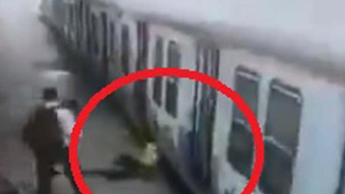 मुंबई: चलती ट्रेन में चढ़ते हुए गिरी महिला.