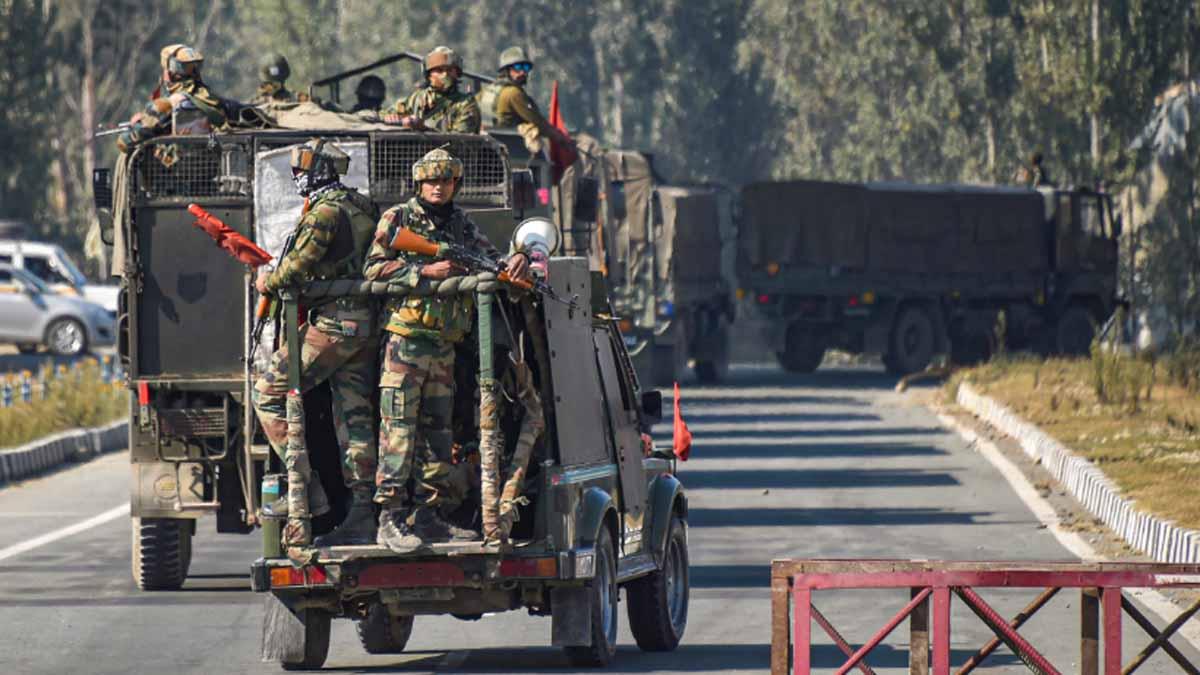 सीआरपीएफ जवानों की टुकड़ी पर आतंकवादियों ने ग्रेनेड फेंका (फाइल फोटो-PTI)