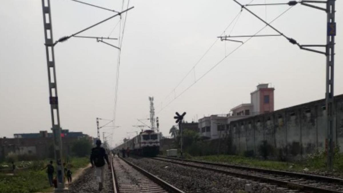 ट्रेन लेट होने से यात्री परेशान