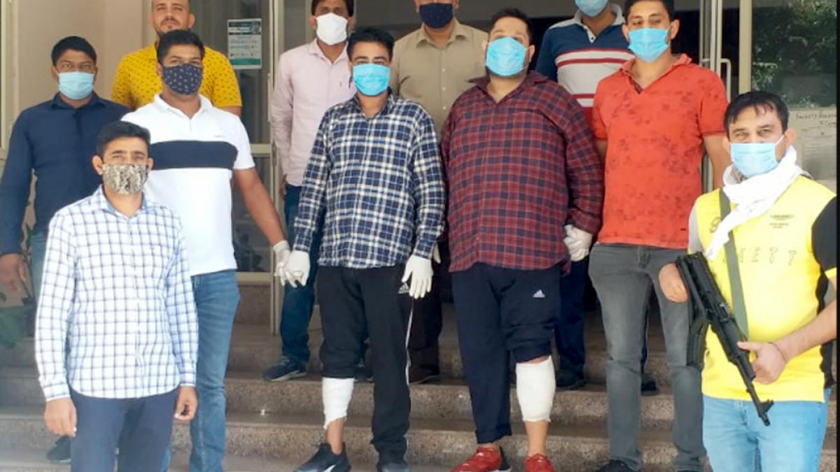 पुलिस पकड़े गए दोनों बदमाशों से पूछताछ कर रही है