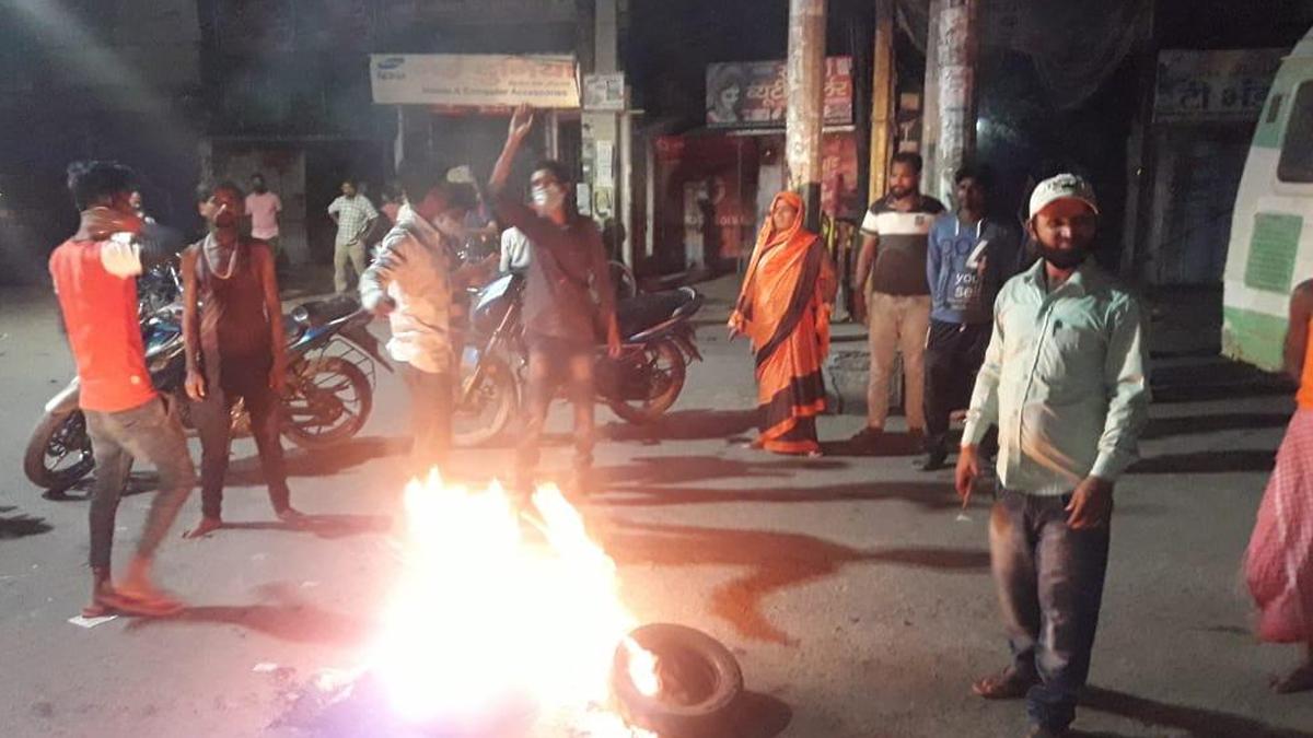 मृतक के परिवार को दी गई सहायता राशि .