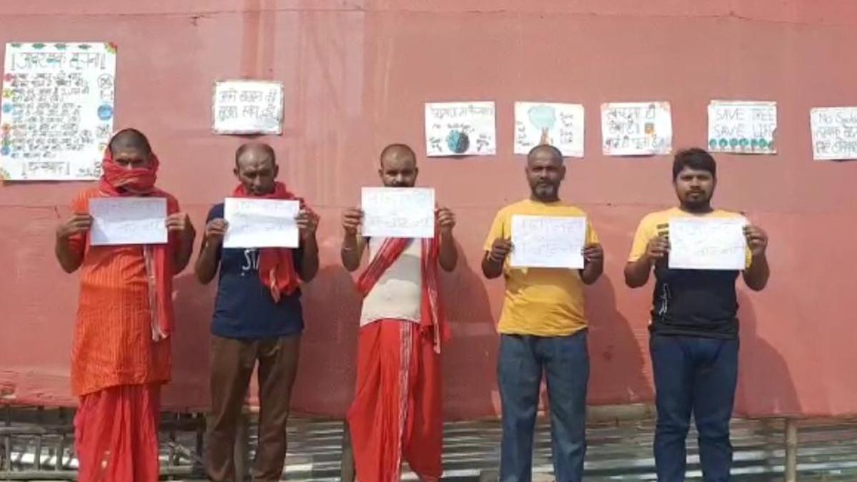 पूजा समितियां उतरीं प्रशासन के विरोध में.