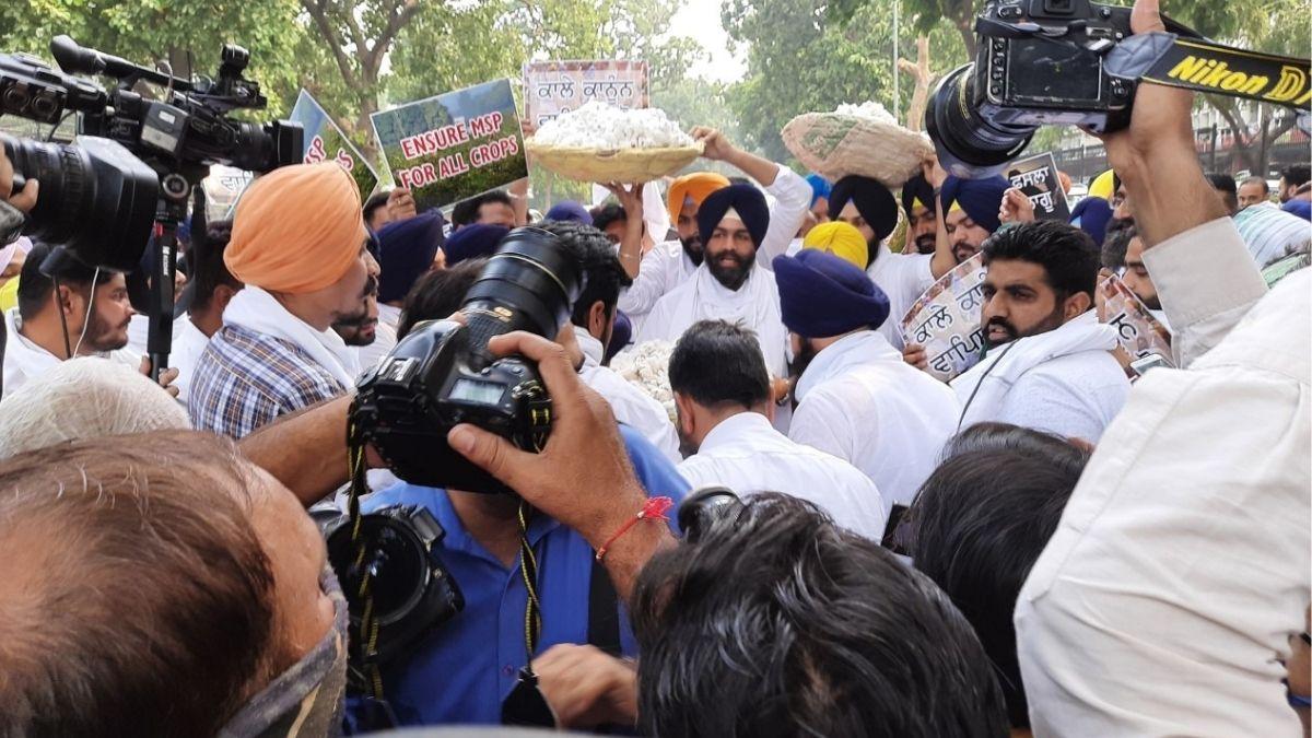 कृषि बिल को लेकर हुआ प्रदर्शन 