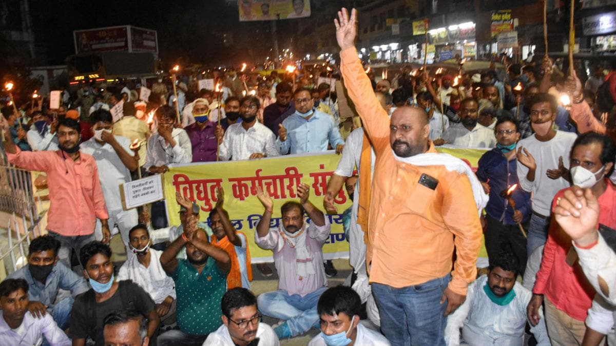UP में बिजली गुल, निजीकरण के खिलाफ कर्मचारी हड़ताल पर, जानें दस शहरों में कैसा रहा हाल - Uttar Pradesh electricity privatization strike Varanasi prayagraj ground report - AajTak