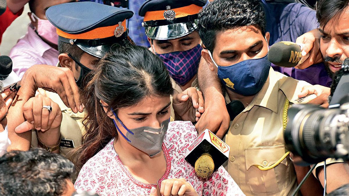 भंवरजाल गिरफ्तारी से दो दिन पहले रिया चक्रवर्ती एनसीबी के दफ्तर के बाहर