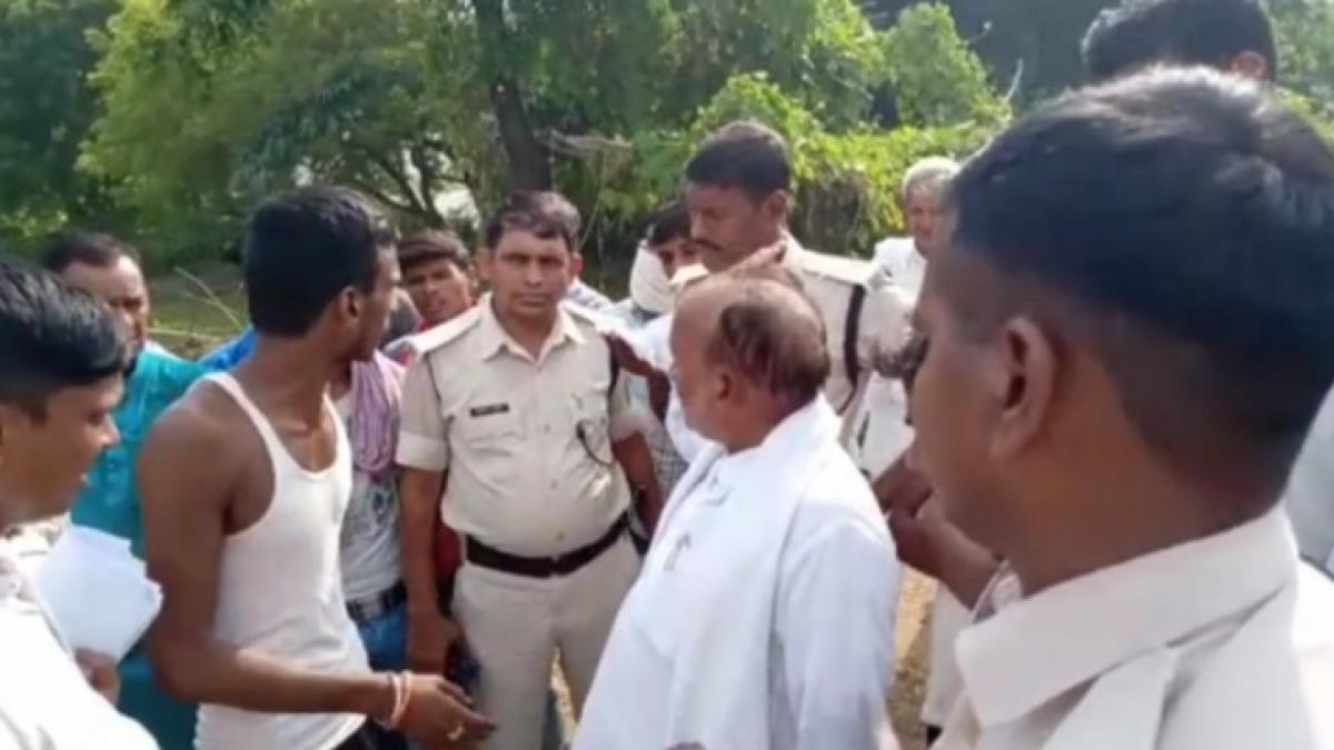 चुनाव प्रचार करने आए JDU विधायक से युवाओं की हुई बहस.