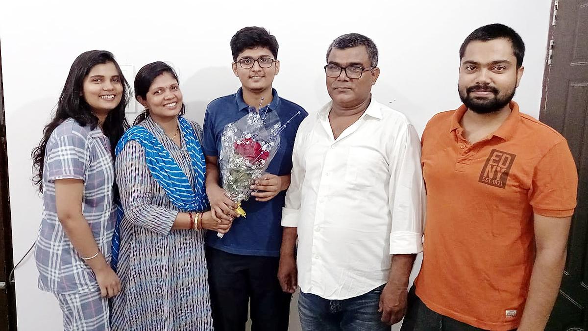 Chhapra boy Vivek achieved AIR 34 in NEET