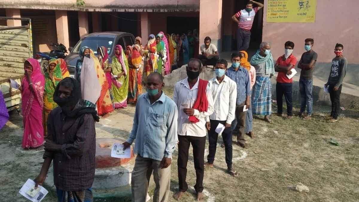 बिहार में वोटिंग जारी है
