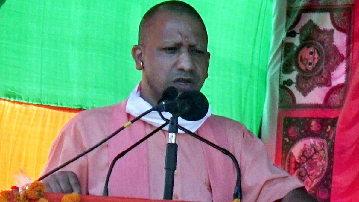 सीएम योगी आदित्यनाथ मधुबनी के झंझारपुर में आयोजित चुनावी सभा में पहुंचे (फोटो आजतक)