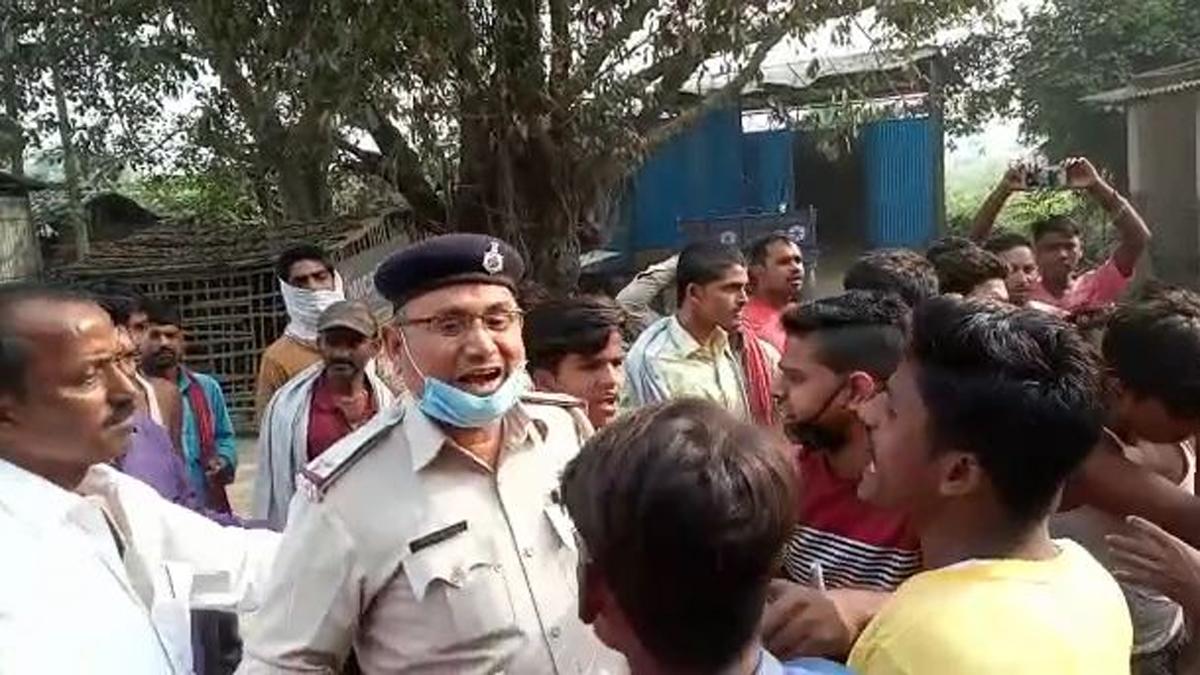 वोट डालने जा रही महिलाओं से मारपीट.