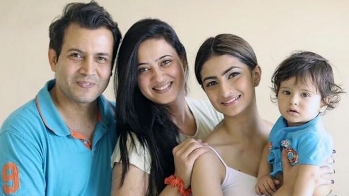 श्वेता त‍िवार अपने बच्चोें और पत‍ि के साथ 