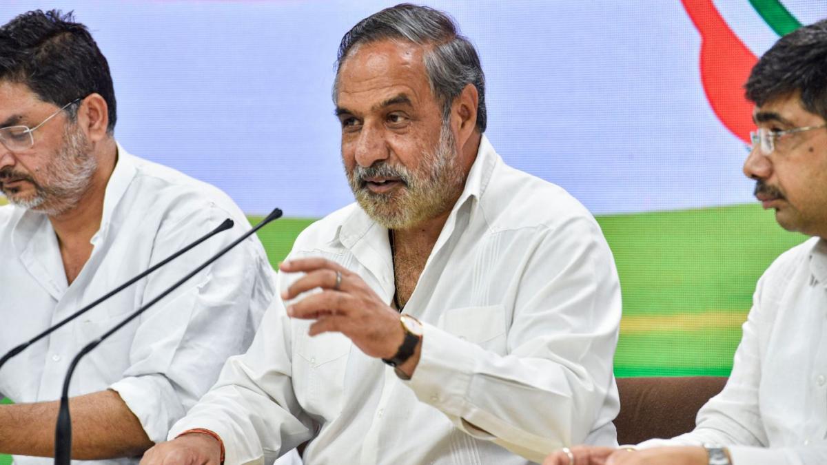 वरिष्ठ कांग्रेसी नेता आनंद शर्मा ने पीएम मोदी की तारीफ की (फाइल फोटो)