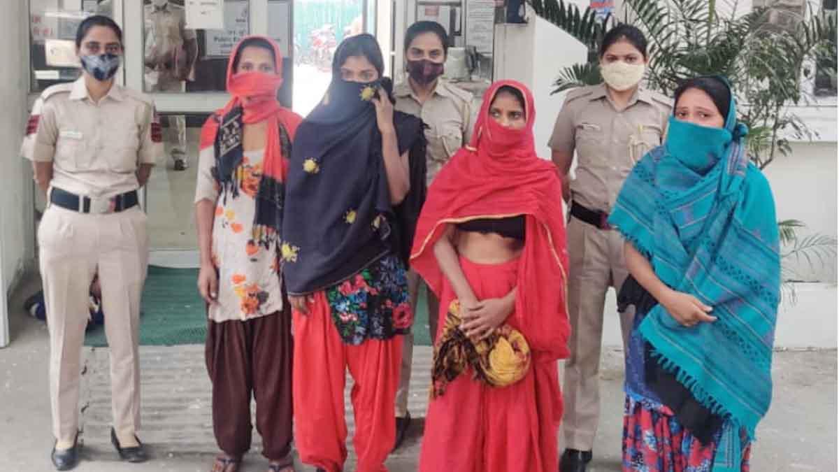पुलिस ने चार महिलाओं को किया गिरफ्तार