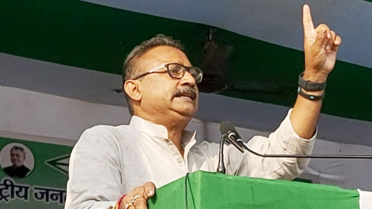 मंत्री पद की शपथ लेने के बाद अशोक चौधरी ने सुशील मोदी की तारीफ की है.(फाइल फोटो)