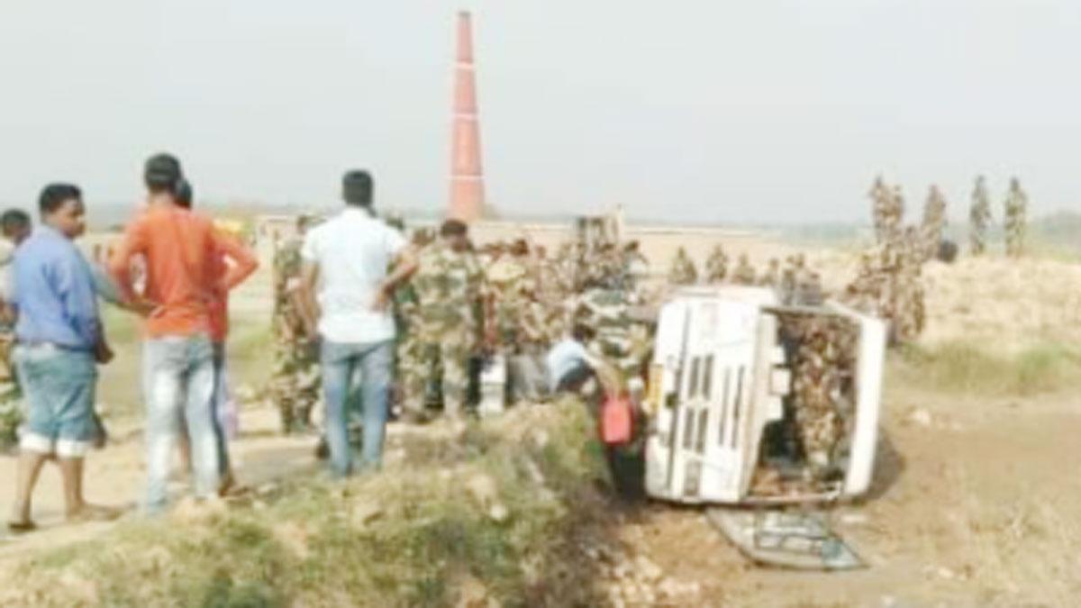  चुनाव ड्यूटी में जा रहे बीएसएफ जवानों से भरी बस पलटी (फोटो आजतक)