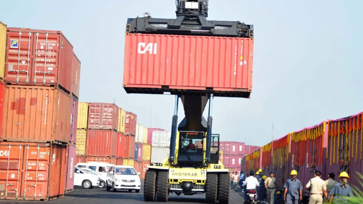 व्यापार घाटा कम 