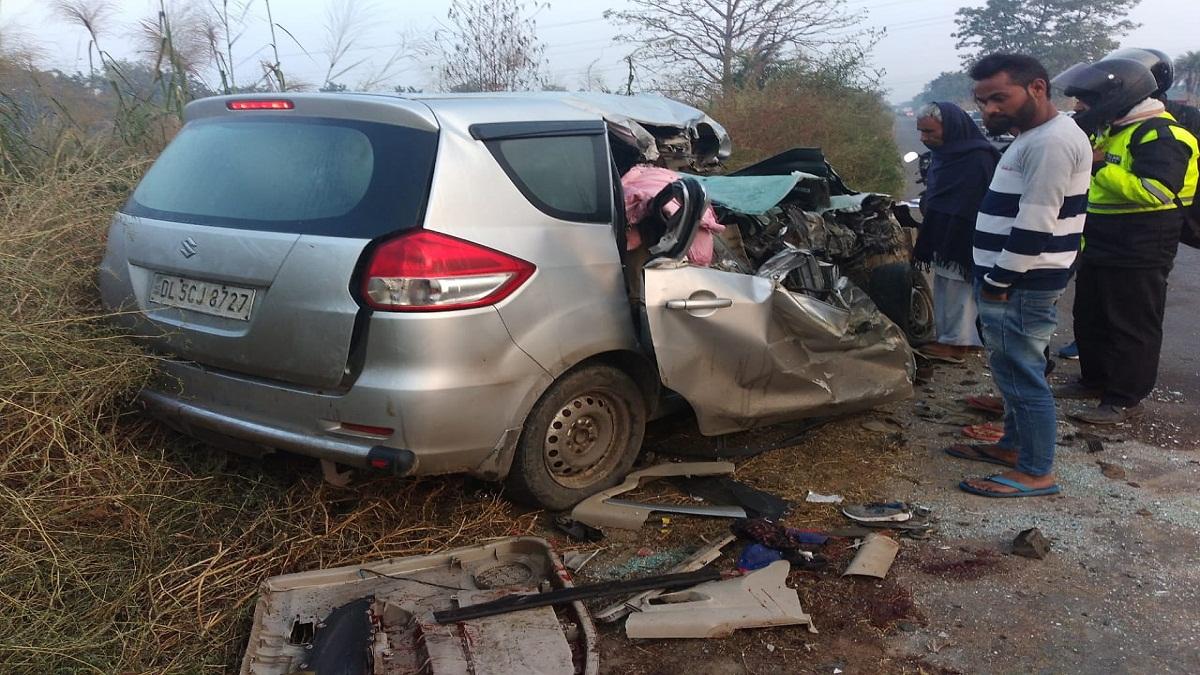 हादसे का शिकार हुई कार