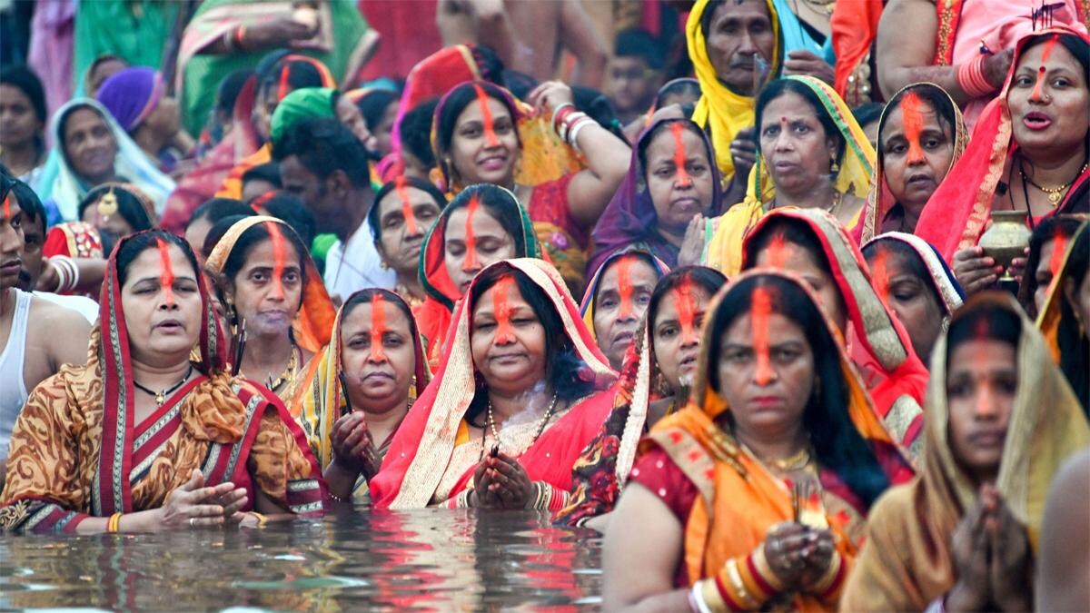 कोरोना संकटः दिल्ली में छठ पूजा पर सियासी लड़ाई, जानें किस दल का क्या है स्टैंड - chhath puja 2020 delhi government political comment manoj tiwari arvind kejriwal aap bjp politics - AajTak
