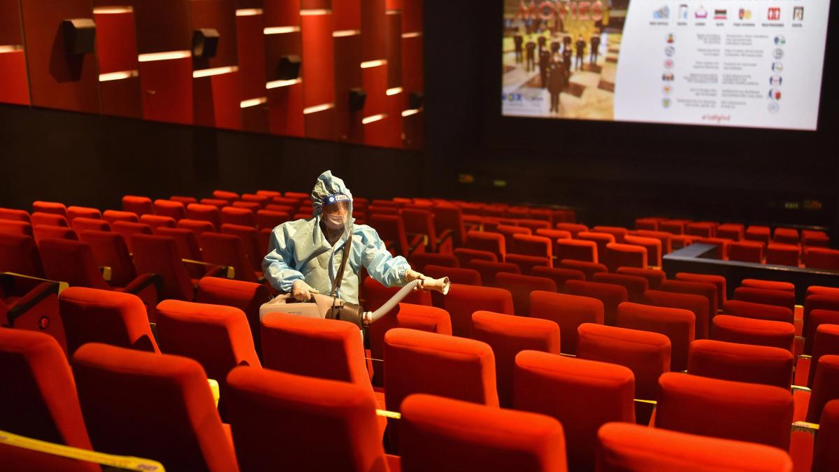 सिनेमा हॉव को सैनिटाइज किया गया है (फोटो-PTI)