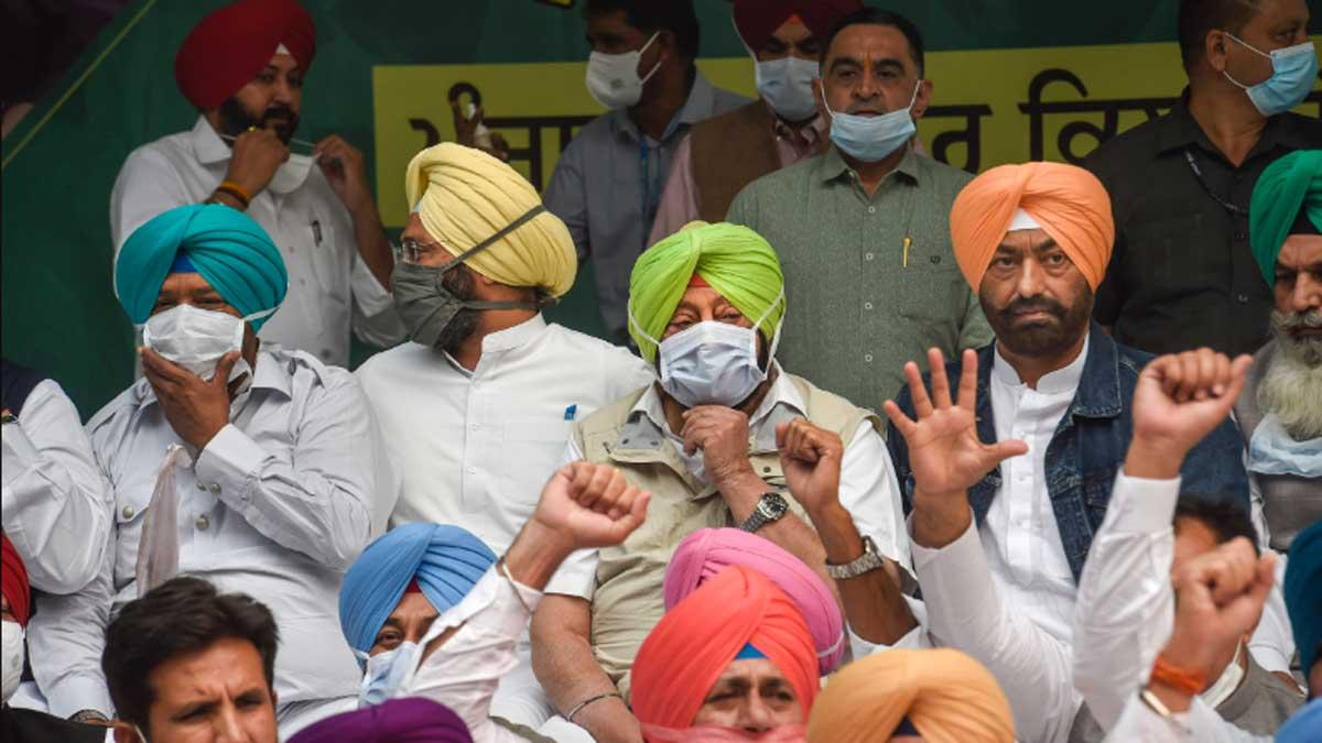 पंजाब के मुख्यमंत्री कृषि कानूनों के खिलाफ धरना पर बैठे (फोटो-PTI)