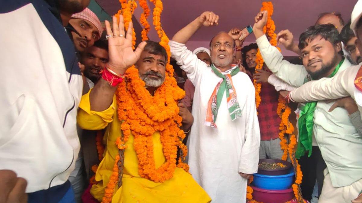 कांग्रेस विधायक अमित कुमार टुन्ना को समर्थकों ने सिक्कों से तौला (फोटो आजतक)