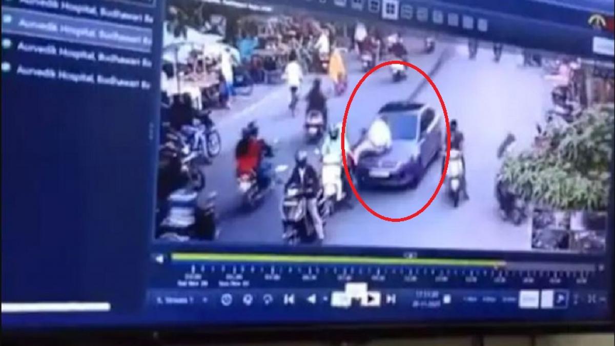 ड्राइवर ने पुलिसकर्मी को बोनेट पर घसीटा