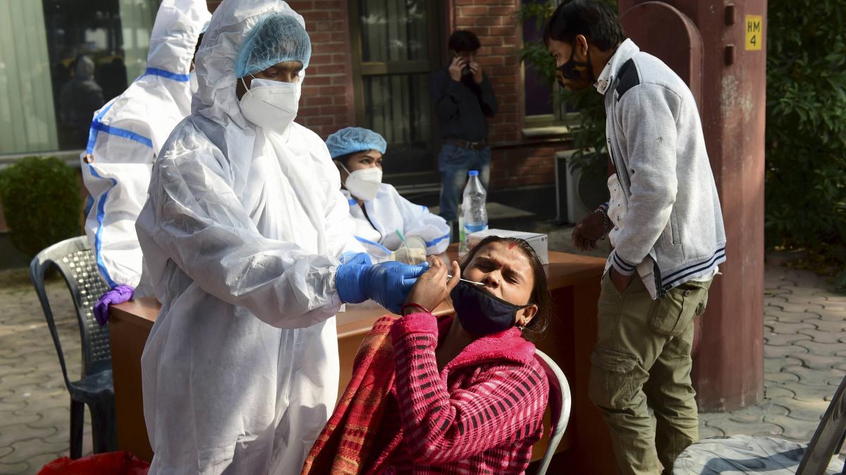 कोरोना टेस्ट कराते लोग (फाइल फोटो-PTI)